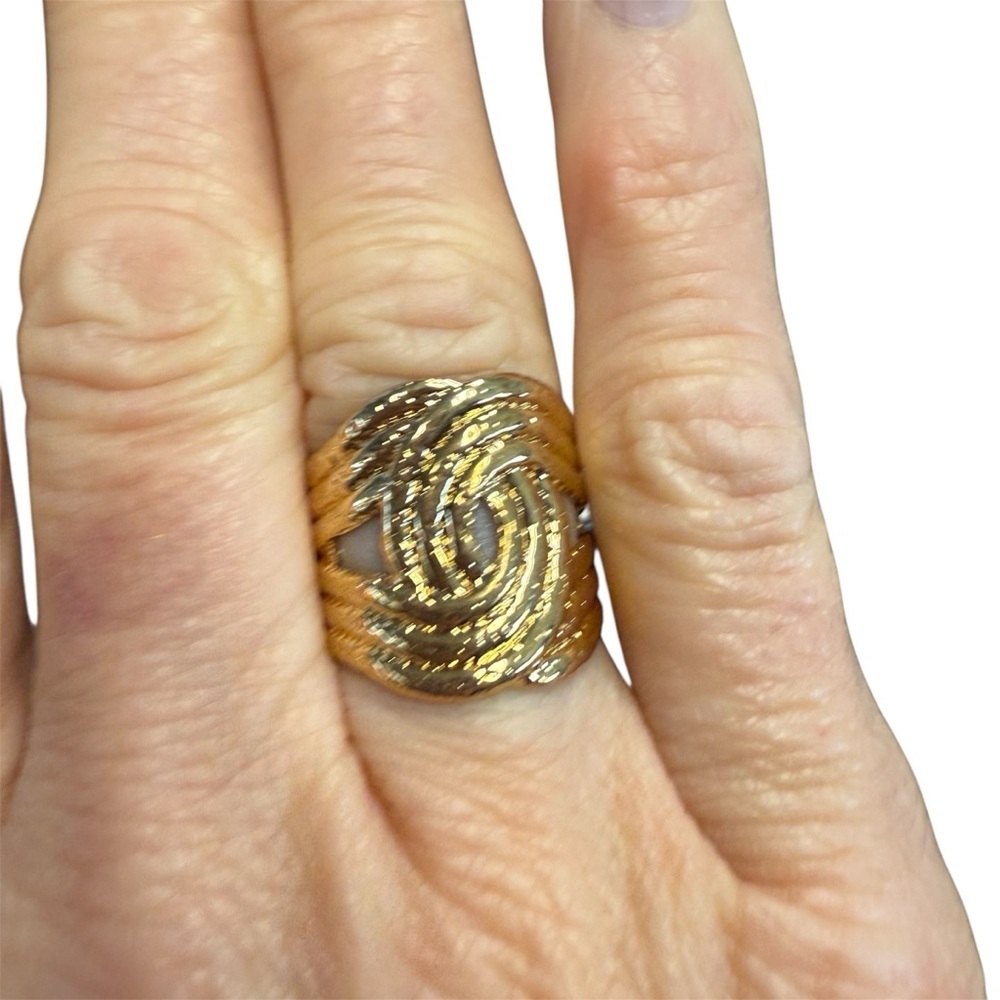 Avon interlocking adjustable Goldtone Ring NIB vintage 2010